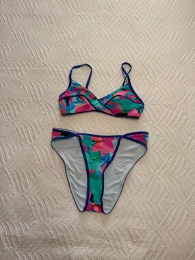 Cups he Women’s Abstract Energy Blue Floral Bikini Set. Size S & M